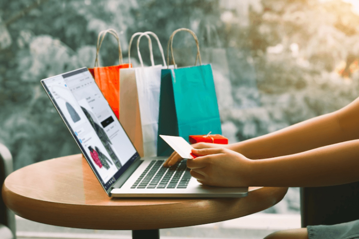 Online Alışveriş Yapan Kişi